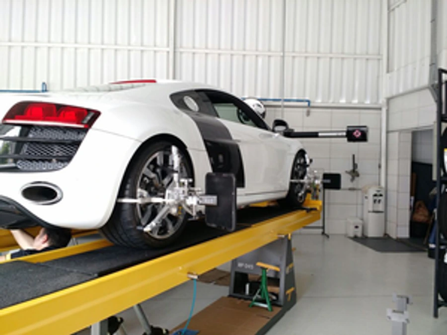 Audi R8 em alinhamento na oficina