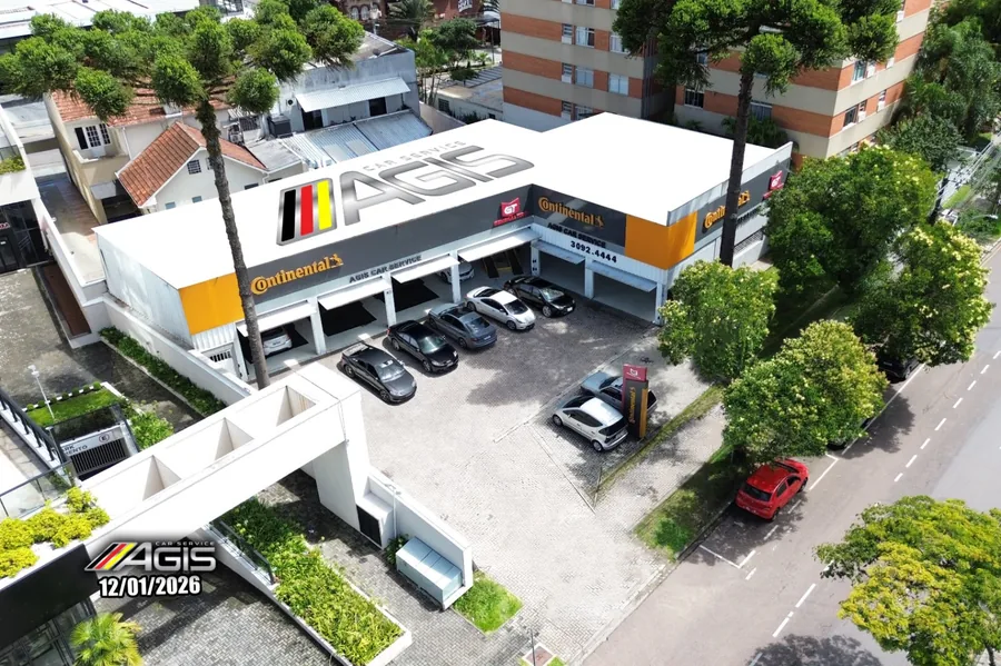 Equipe da AGIS Car Service atendendo na oficina