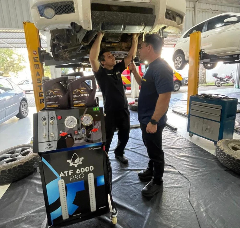 Equipamento ATF 6000 Pro e óleo Mannol Dexron VI durante troca de fluido de câmbio na AGIS Car Service